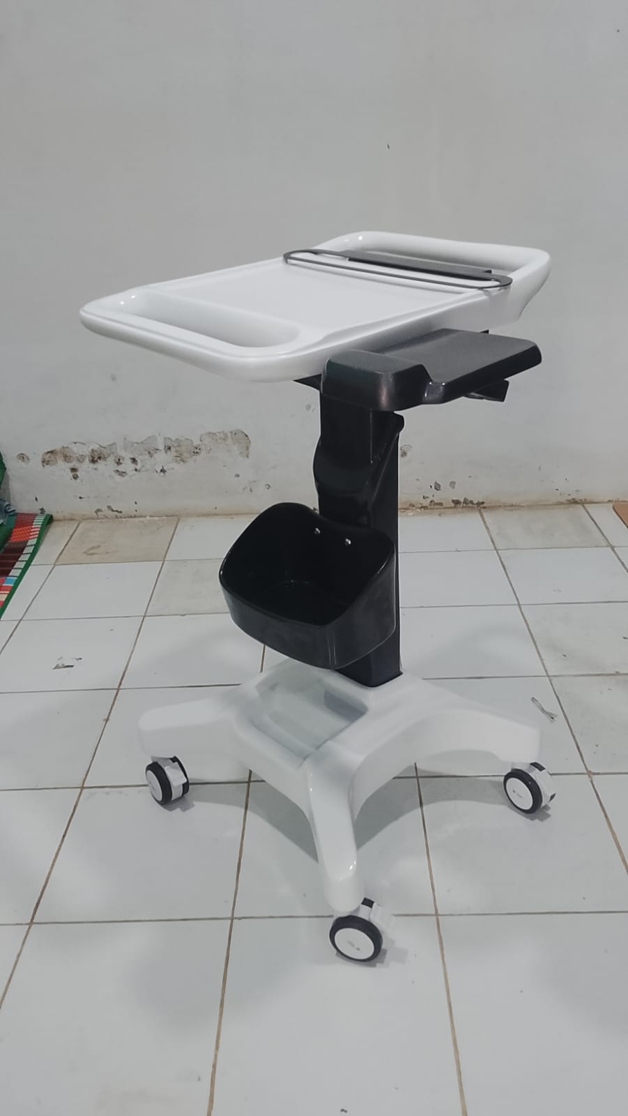 Troli Laptop Cz1 tampak depan kanan