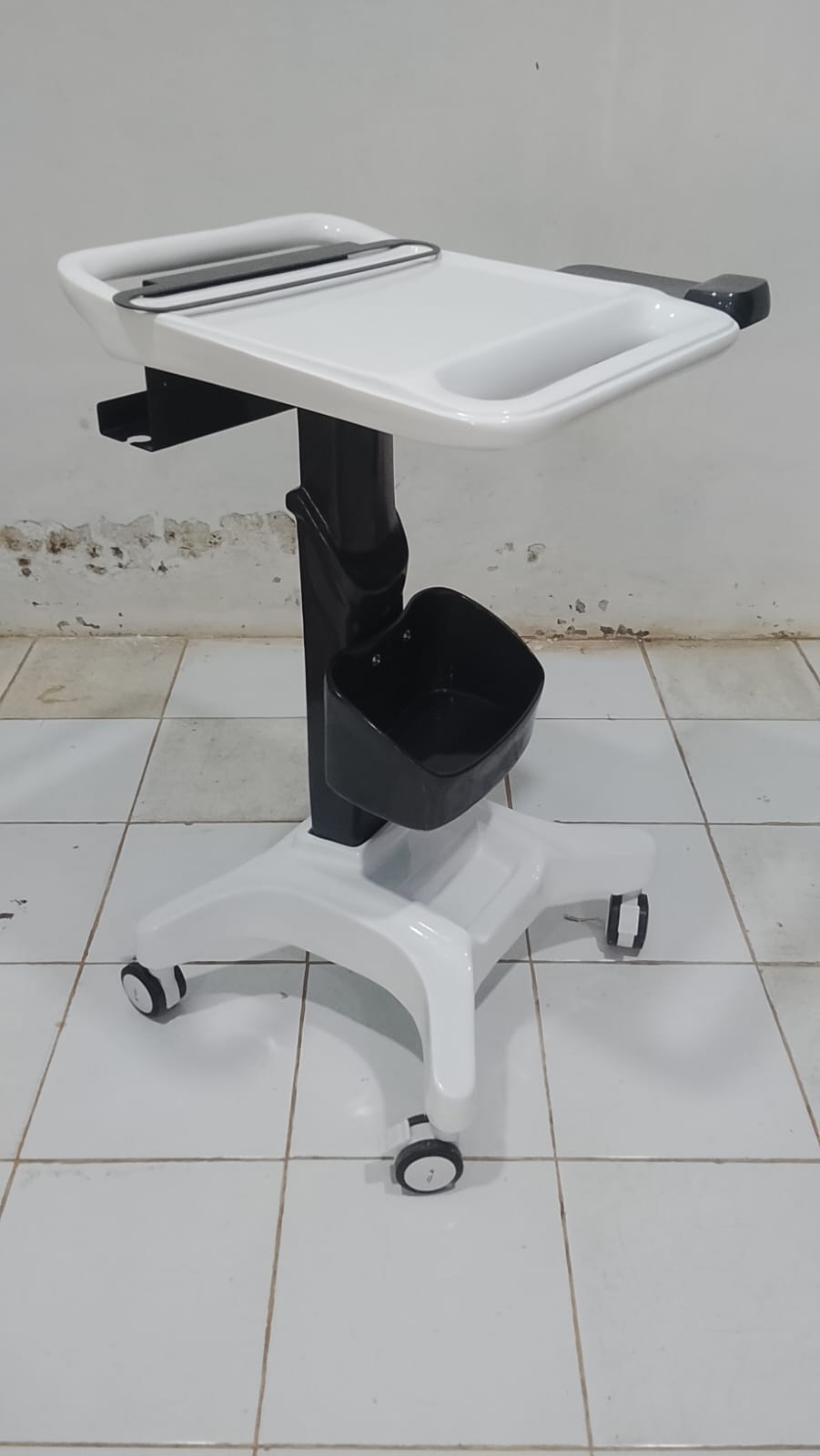 Troli Laptop Cz1 tampak depan kiri