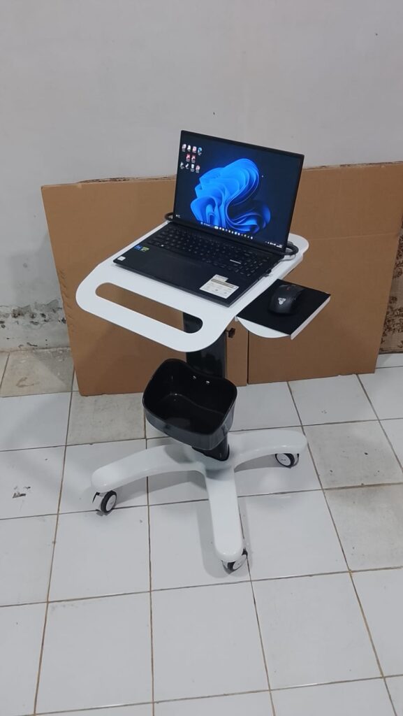 Troli Laptop Cz2B 15,6 Inch tampak depan kanan atas dengan laptop