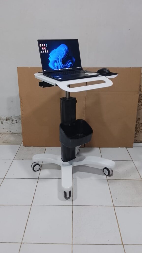 Troli Laptop Cz2B 15,6 Inch tampak depan kiri dengan laptop