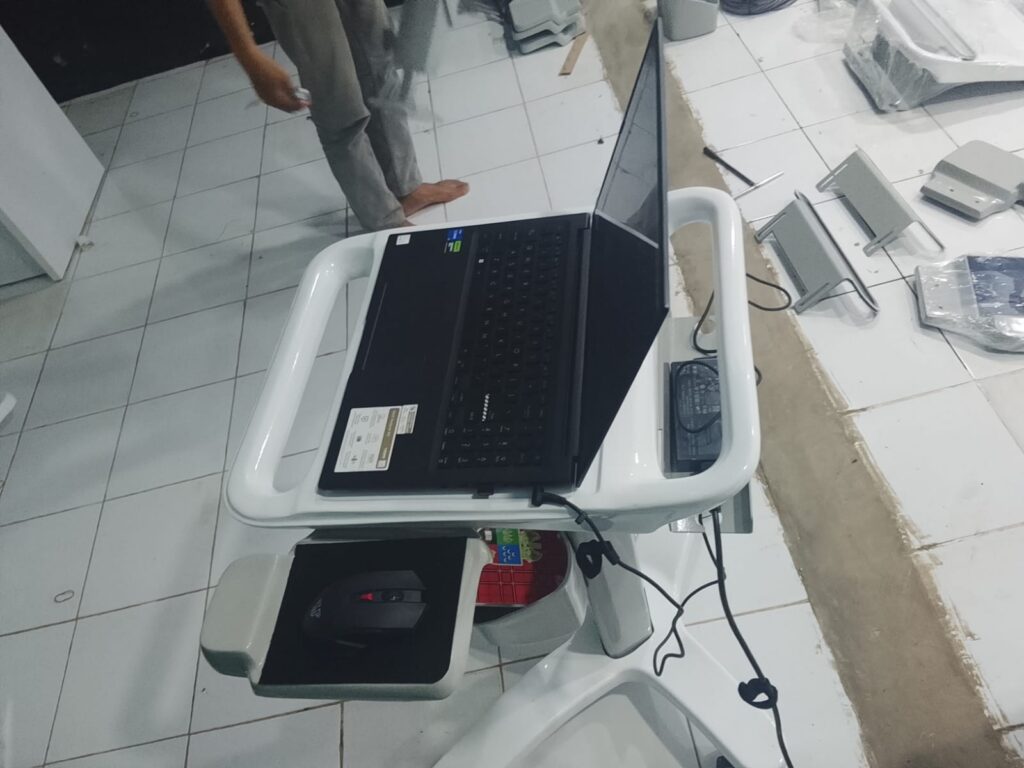 Penggunaan tempat charger Troli laptop