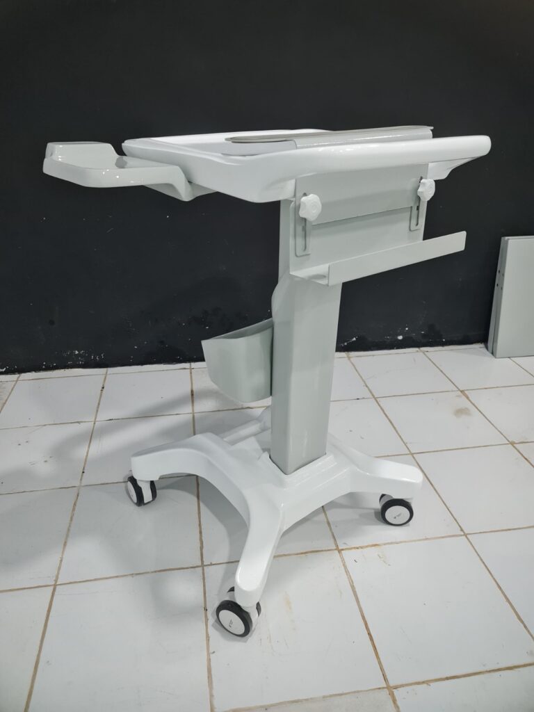 Tempat charger pada bagian belakang Troli laptop