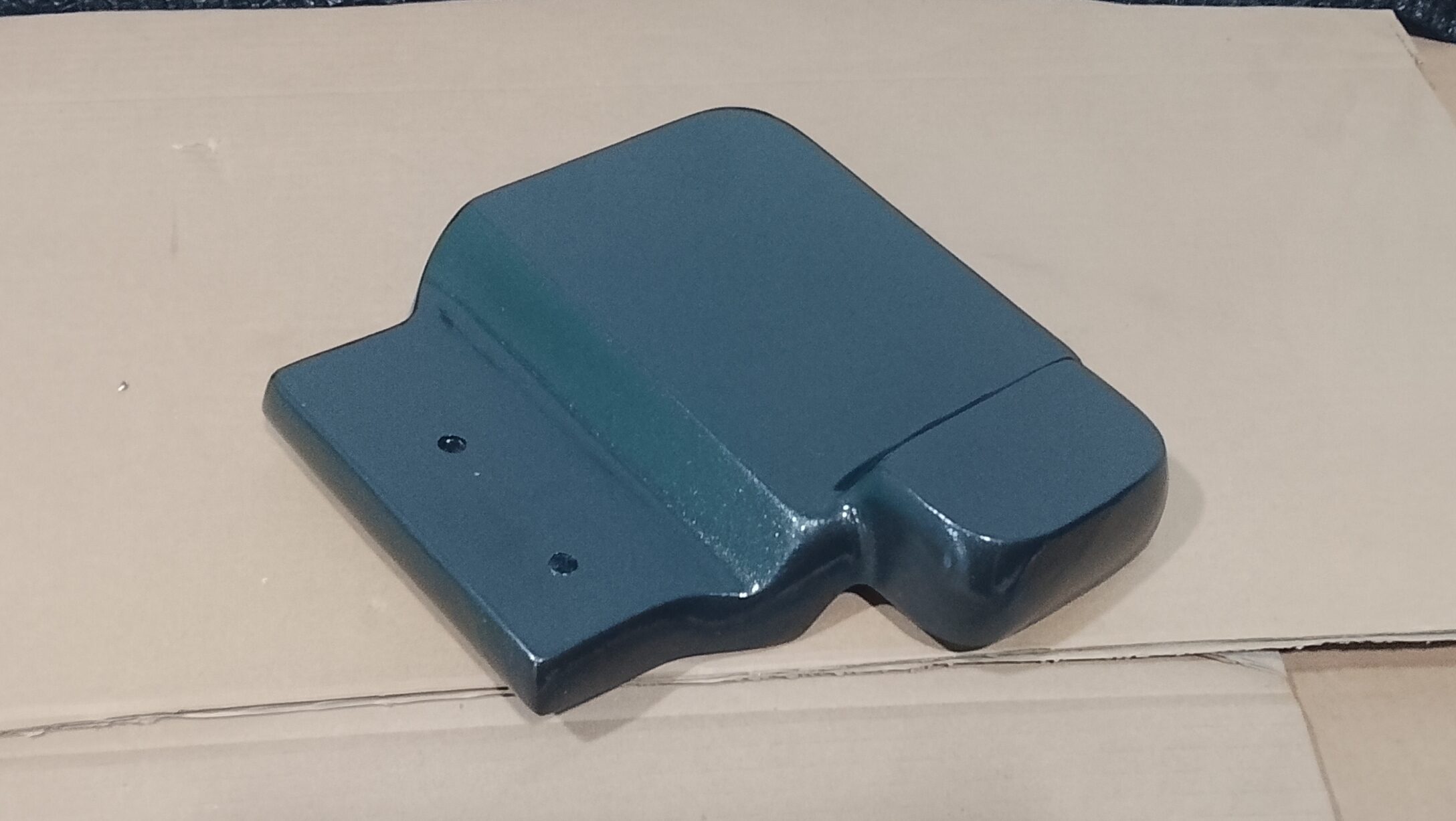 Warna Gray Metallic pada bagian tempat mouse troli laptop